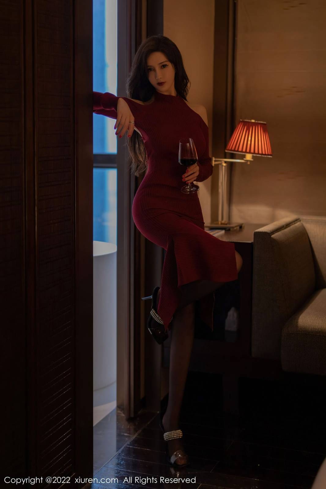 秀人网性感女神周妍希酒红色露肩连衣裙搭配黑丝系列写真-6