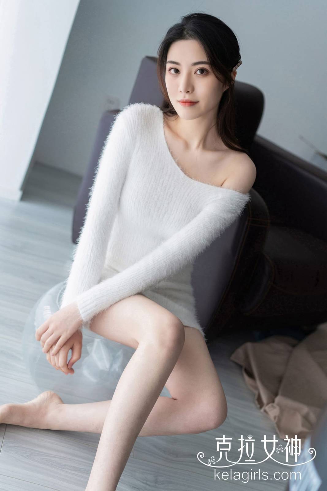 Kelagirls克拉女神百琳露肩毛衣短裙如花似玉主题写真