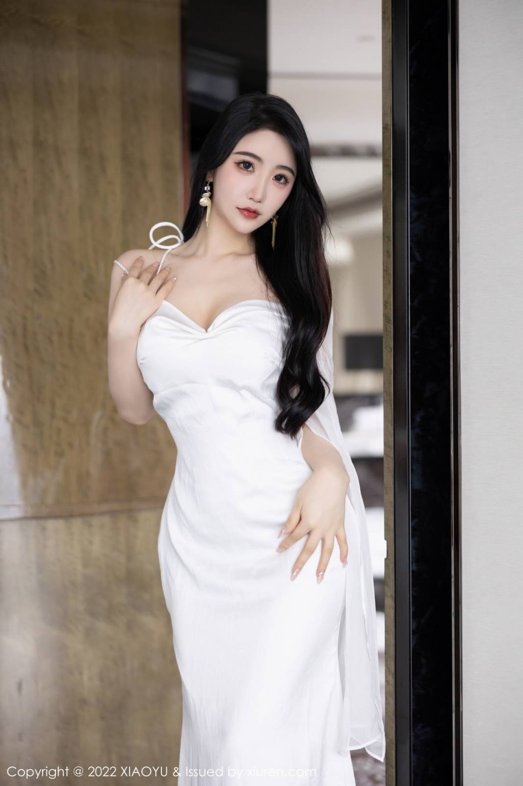 语画界性感女神Cherry樱桃酱白色吊带长裙网纱袜杭州旅拍