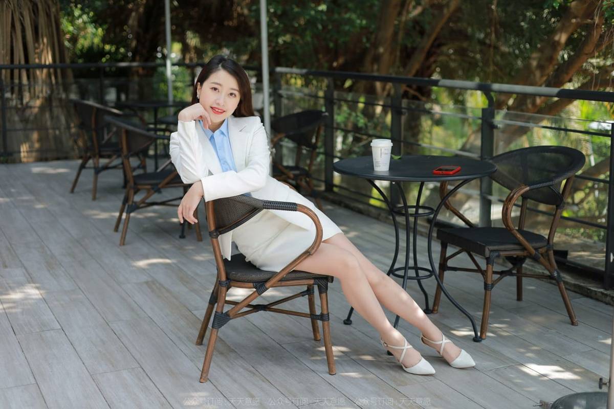 异思趣向IESS美腿模特小婕职场OL搭配丝袜美腿系列写真