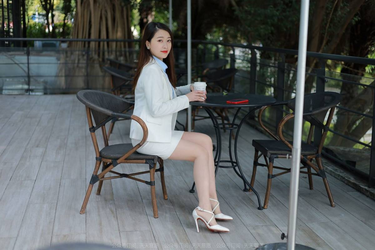 异思趣向IESS美腿模特小婕职场OL搭配丝袜美腿系列写真-18