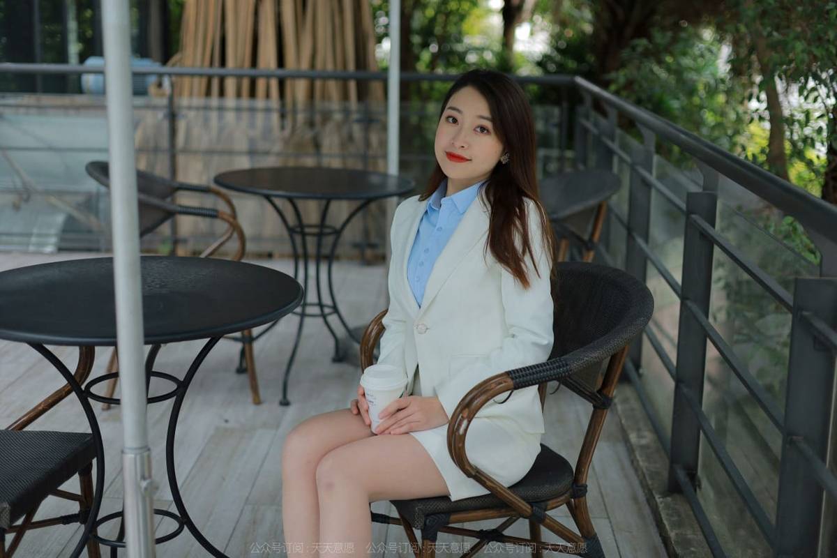 异思趣向IESS美腿模特小婕职场OL搭配丝袜美腿系列写真-86