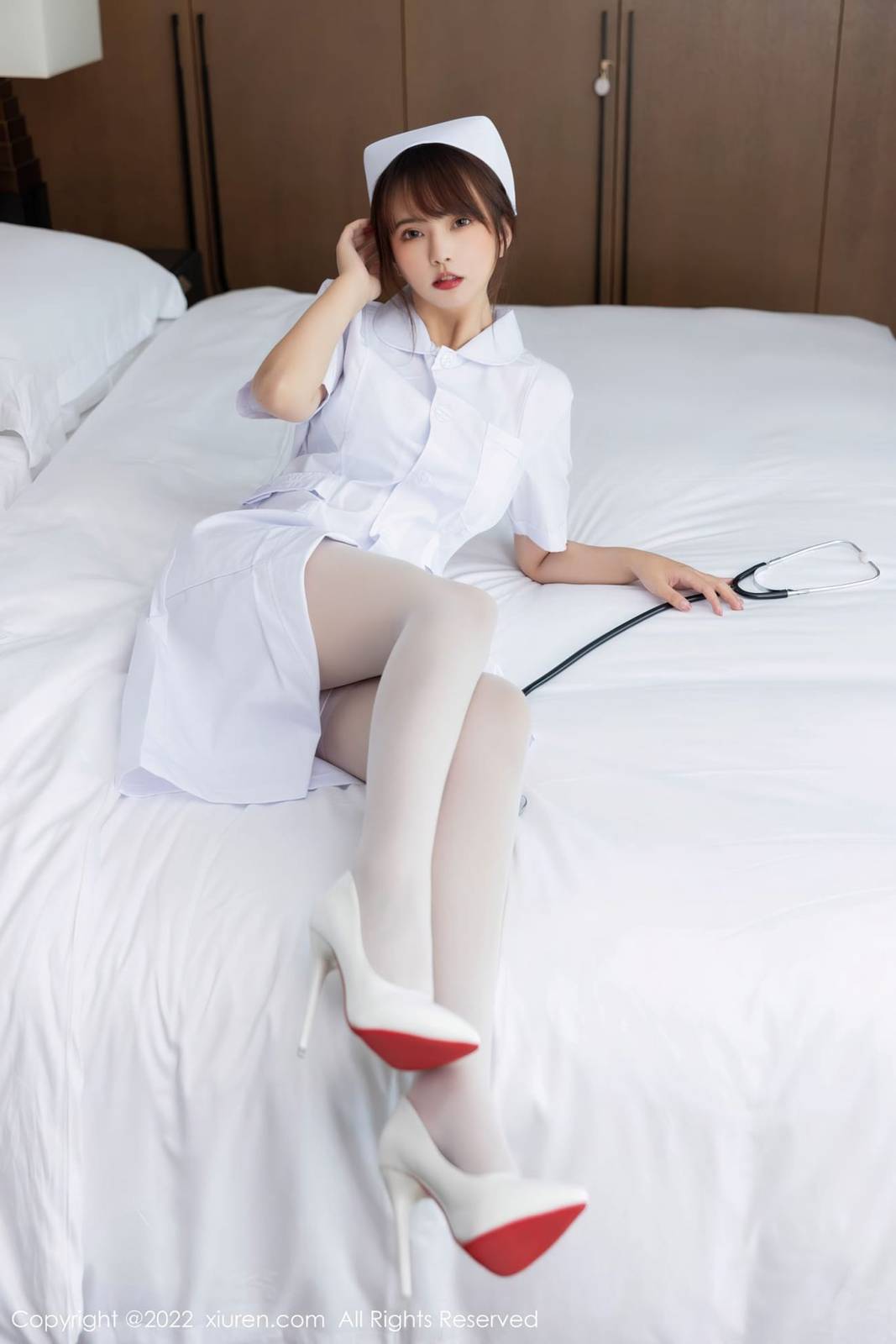 秀人网美女模特张思允Nice白色护士服搭配丝袜系列性感写真-4