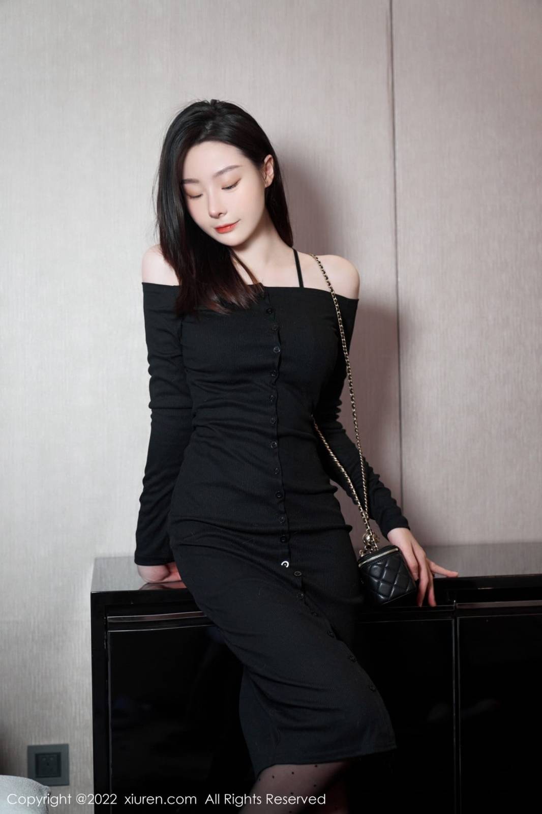 秀人网美女模特逗逗DouDou露肩连衣长裙黑丝系列珠海旅拍-19