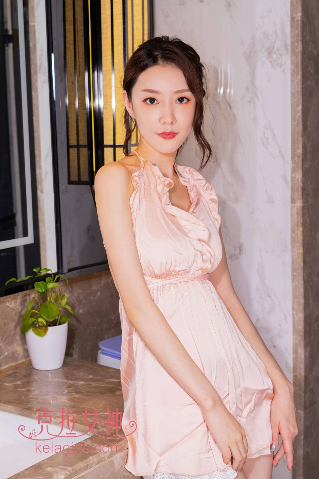 Kelagirls克拉女神江琴白色印花吊裙镜里观花主题性感写真