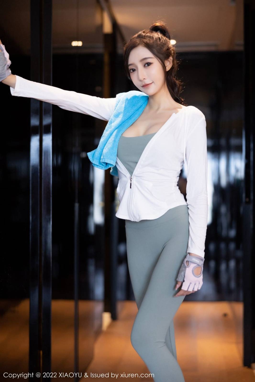 语画界性感女神王馨瑶yanni运动上衣运动裤健身房性感写真-17