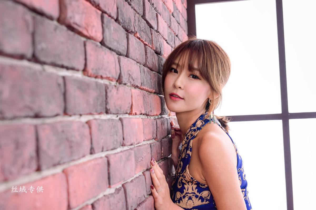 台湾嫩模Winnie小雪多套服饰青花瓷旗袍搭配原色丝袜写真-23