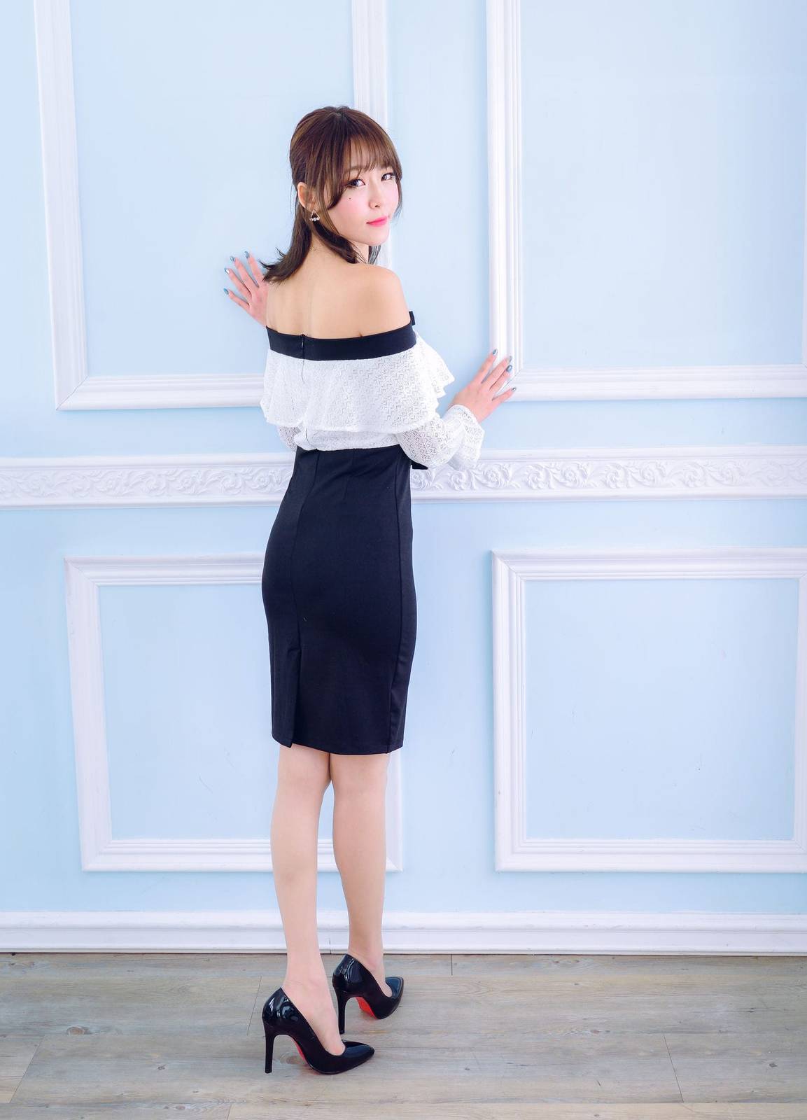 台湾正妹Winnie小雪/庄咏惠多套服饰搭配修长美腿性感写真-9