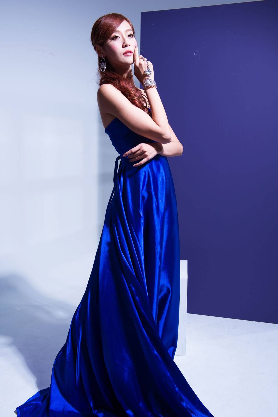 台湾正妹Winnie小雪/庄温妮白色婚紗摄影棚拍系列气质写真