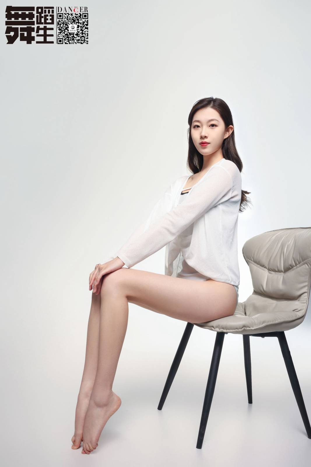 GALLI嘉丽羽修长美腿羽翼绽放舞蹈生日记主题室内写真-2