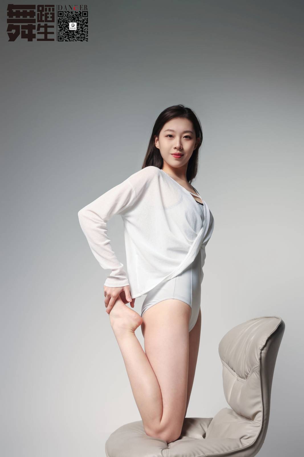 GALLI嘉丽羽修长美腿羽翼绽放舞蹈生日记主题室内写真-11