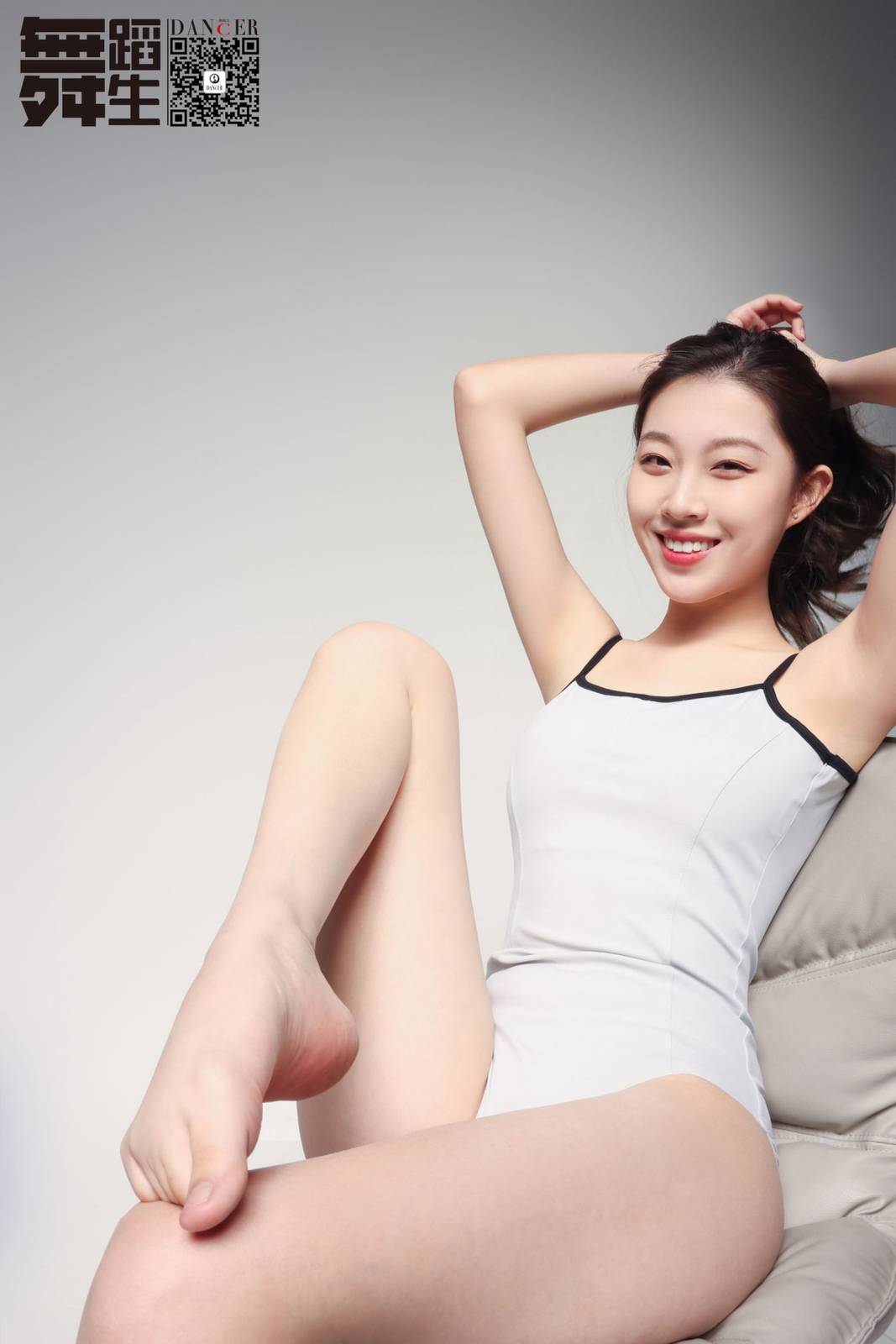 GALLI嘉丽羽修长美腿羽翼绽放舞蹈生日记主题室内写真-29