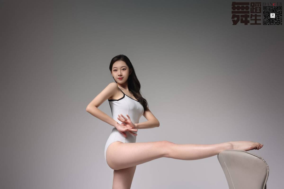 GALLI嘉丽羽修长美腿羽翼绽放舞蹈生日记主题室内写真-32