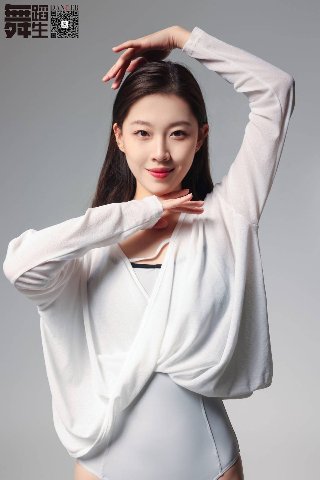 GALLI嘉丽羽修长美腿羽翼绽放舞蹈生日记主题室内写真-38