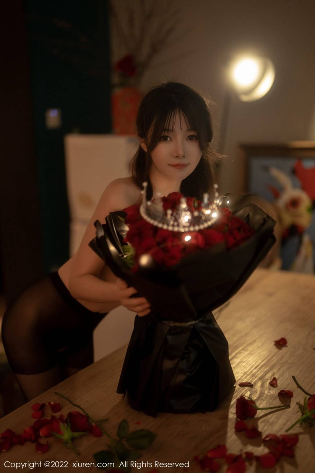 秀人网美女模特婠婠么露肩连衣短裙搭配黑丝系列性感写真