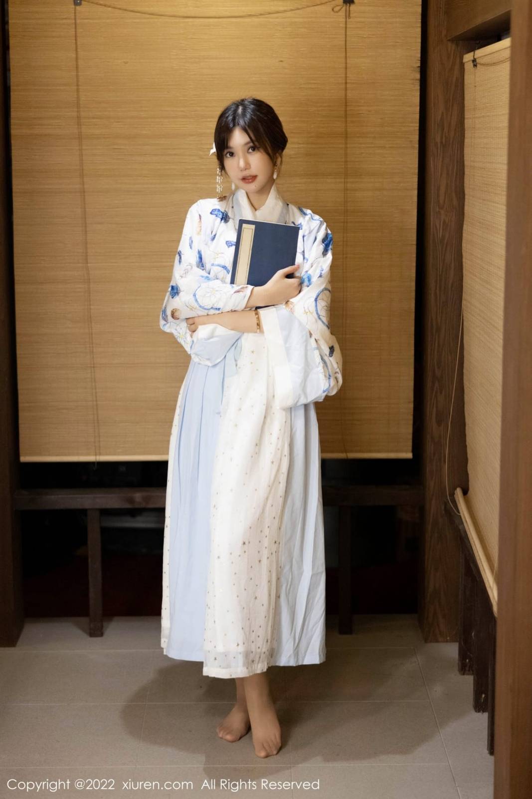 秀人网性感女神绮里嘉ula白色和服原色丝袜海南心愿旅拍