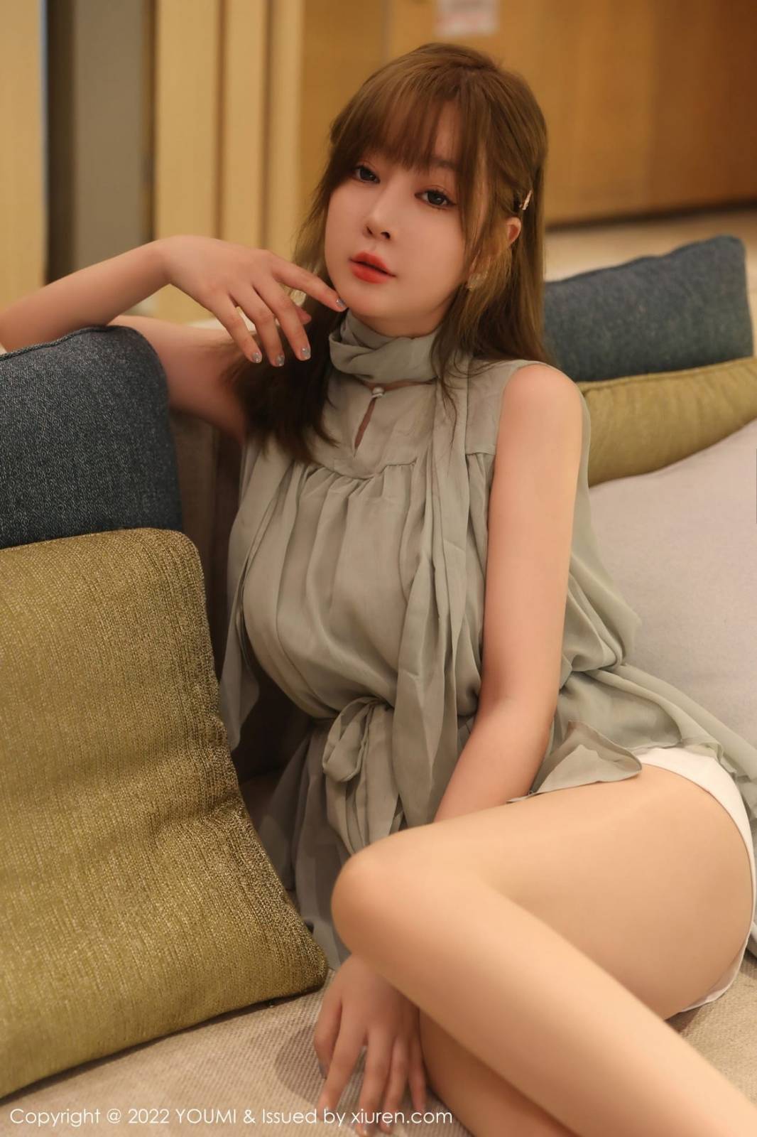 尤蜜荟美女模特王雨纯灰色上衣搭配白色短款海南万宁旅拍-9