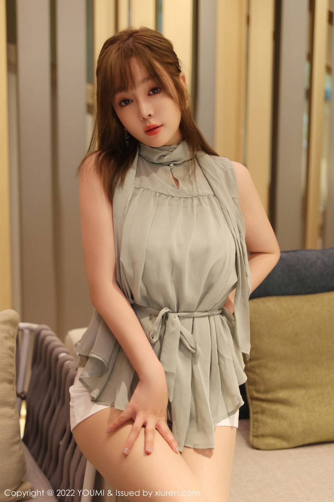 尤蜜荟美女模特王雨纯灰色上衣搭配白色短款海南万宁旅拍-8