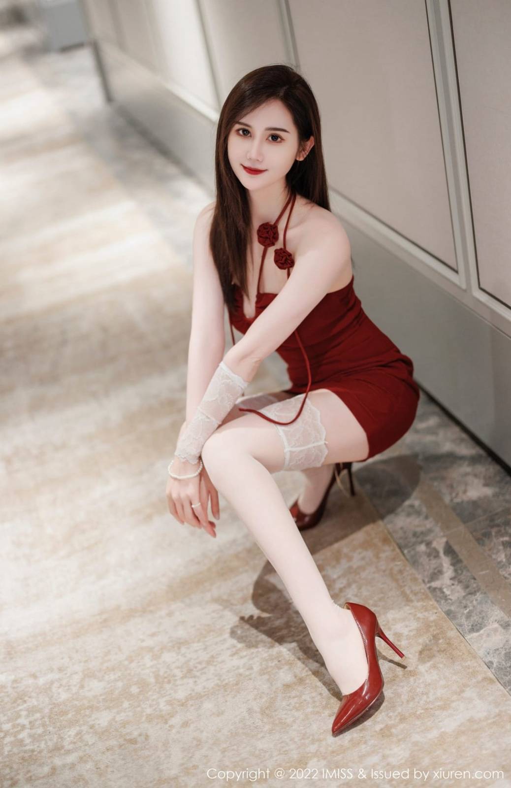 IMISS爱蜜社气质女神SISY思红色连衣短裙白色丝袜性感写真-7