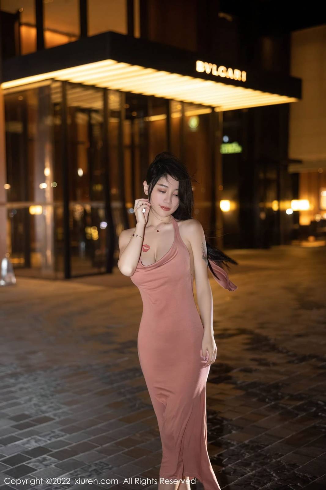 秀人网美女模特美七Mia淡红色连衣裙魅惑黑丝西双版纳旅拍