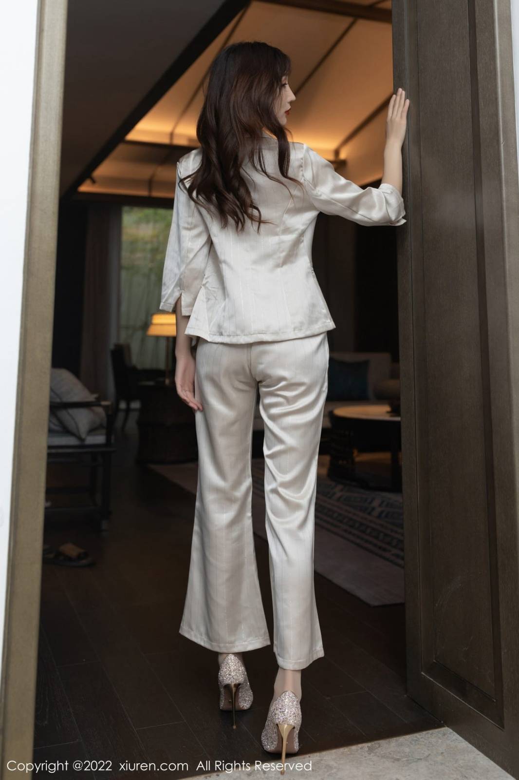 秀人网美女模特陆萱萱淡金色职业OL服饰原色丝袜性感写真