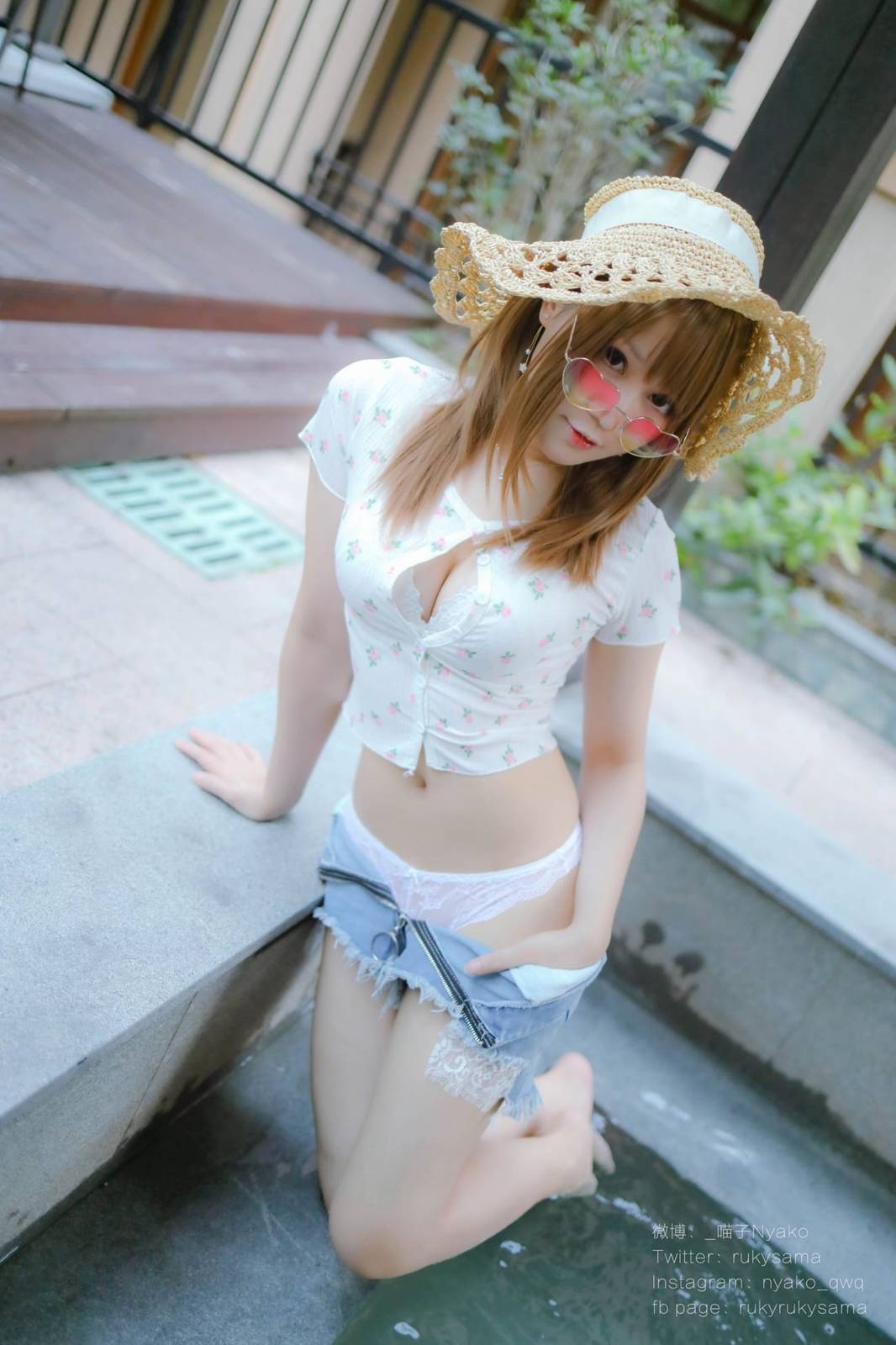 网红萌妹子Nyako喵子微露小蛮腰牛仔热裤温泉旅行-23