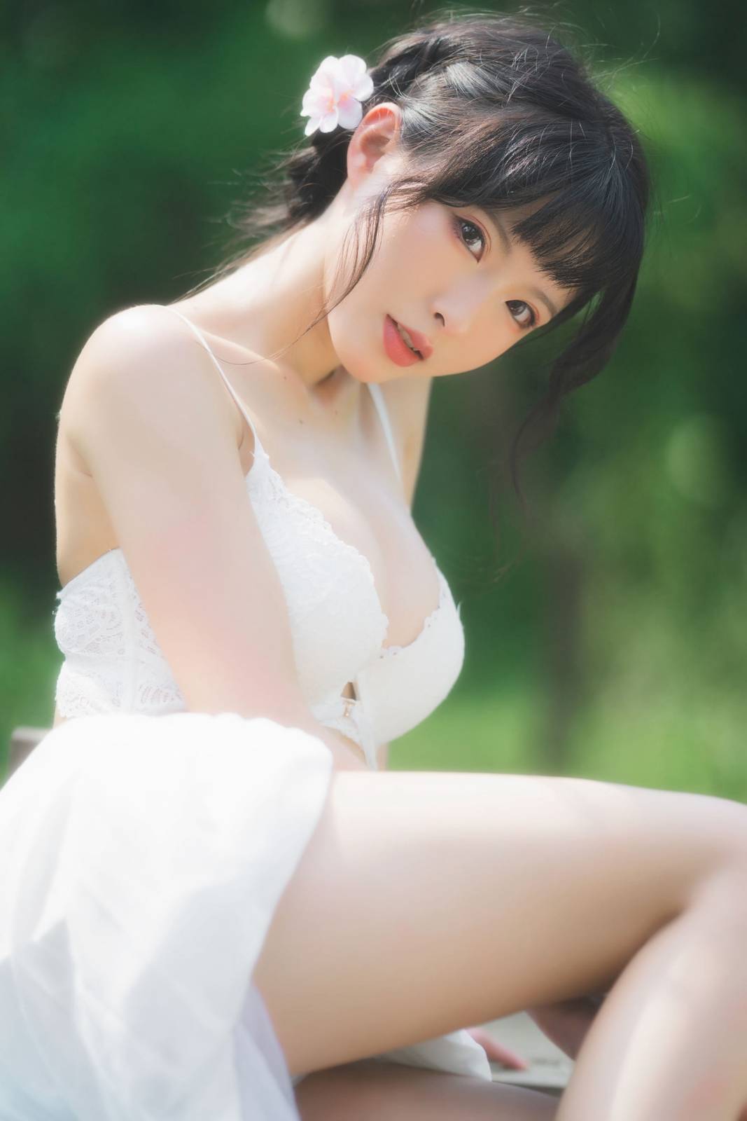 网红尤物清水由乃 - 白色蕾丝长裙花园场景户外写真-19