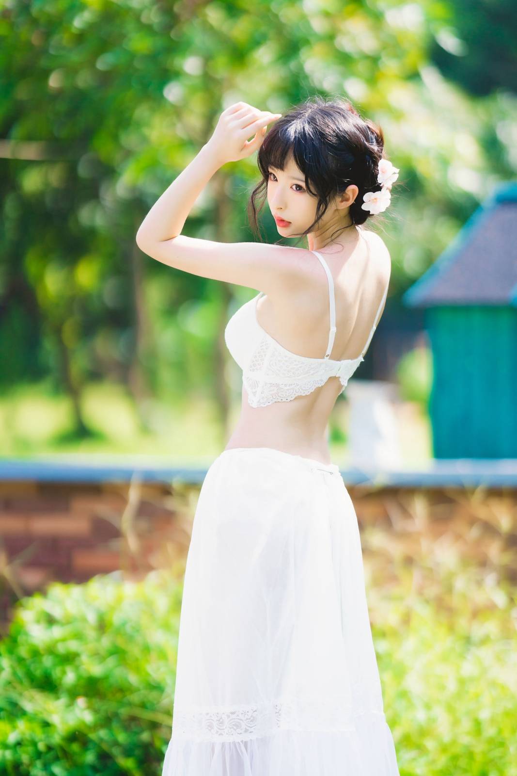 网红尤物清水由乃 - 白色蕾丝长裙花园场景户外写真-25