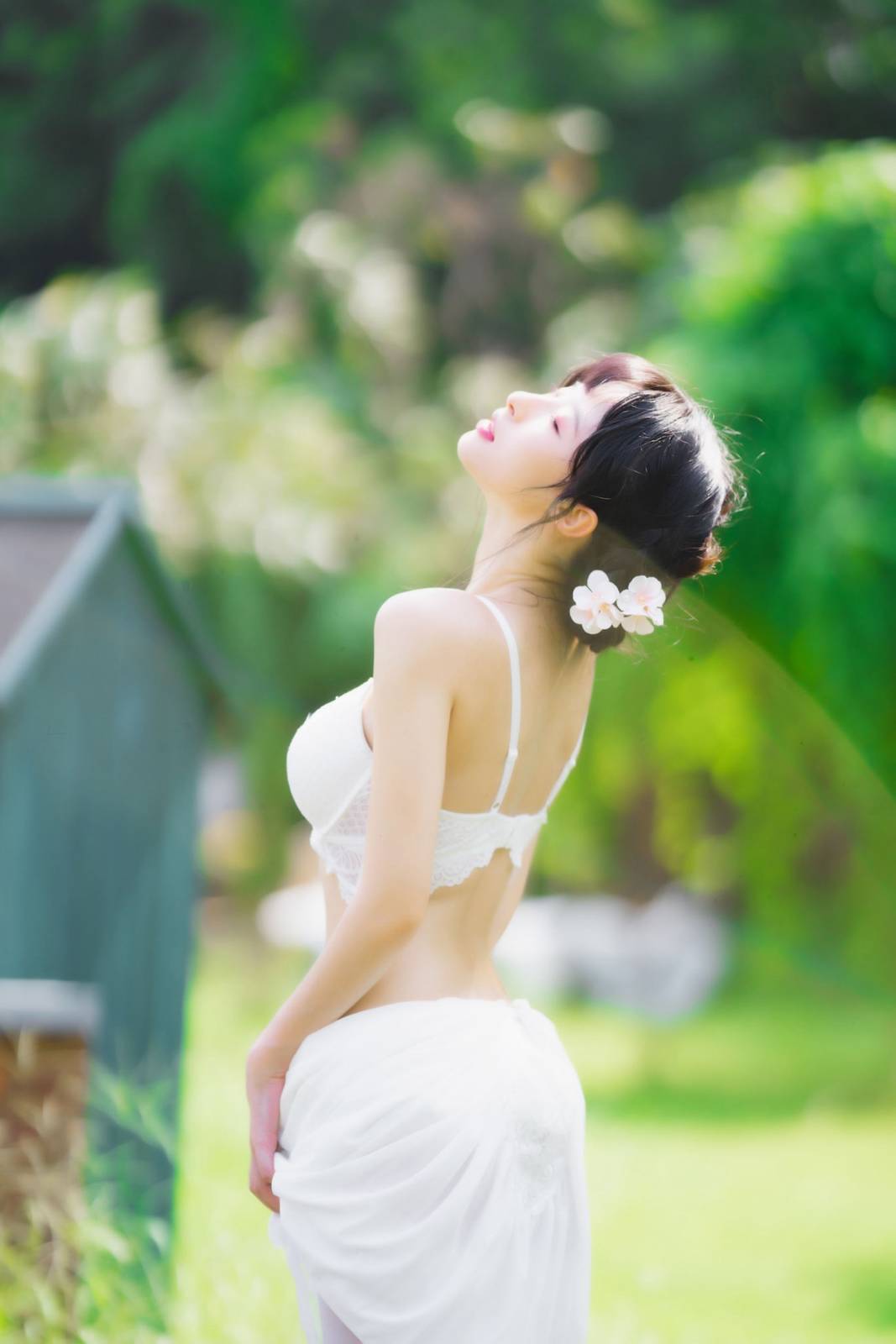 网红尤物清水由乃 - 白色蕾丝长裙花园场景户外写真-28