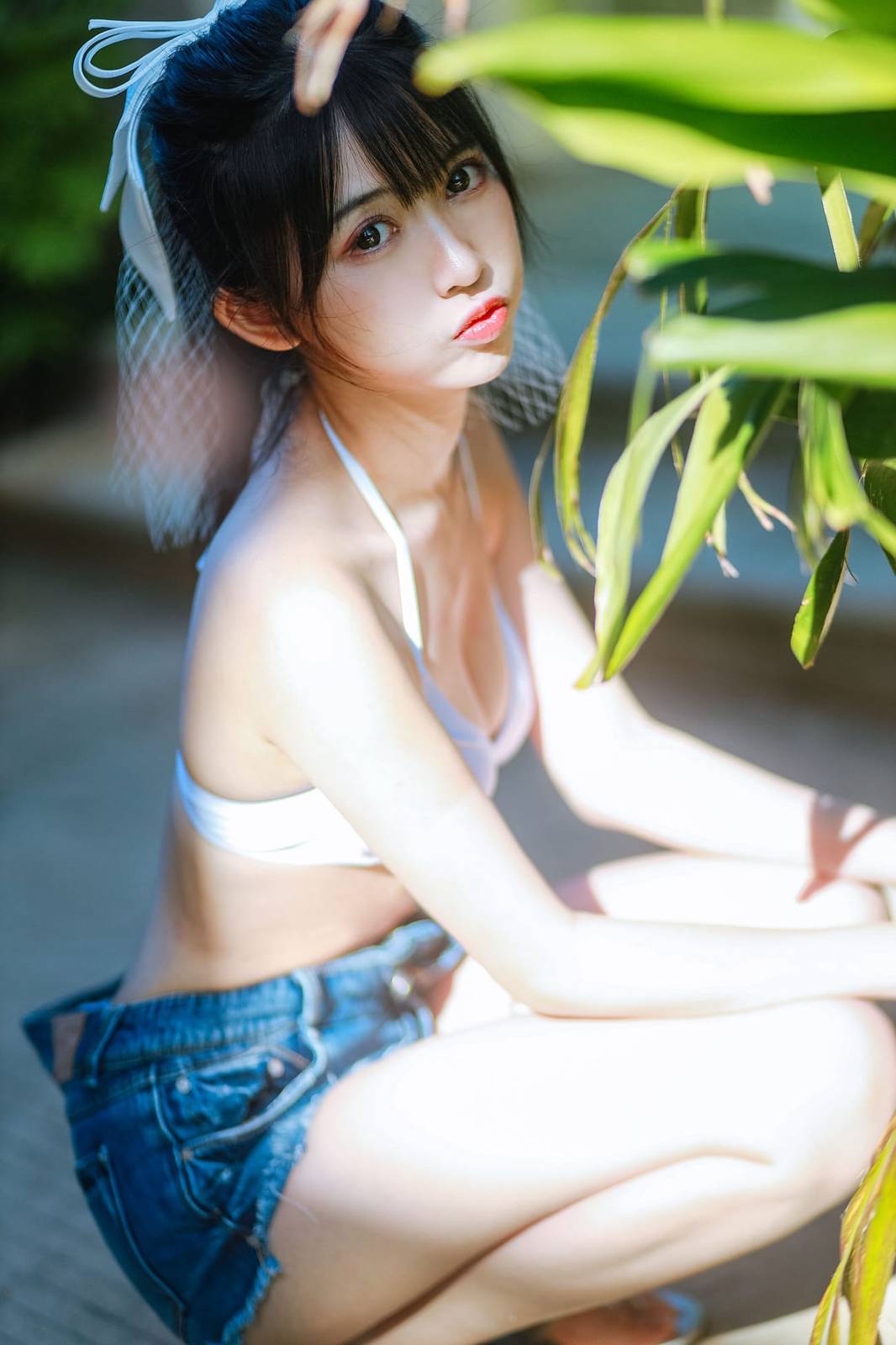 网络美女鳗鱼霏儿白色比基尼搭配牛仔热裤海边场景写真