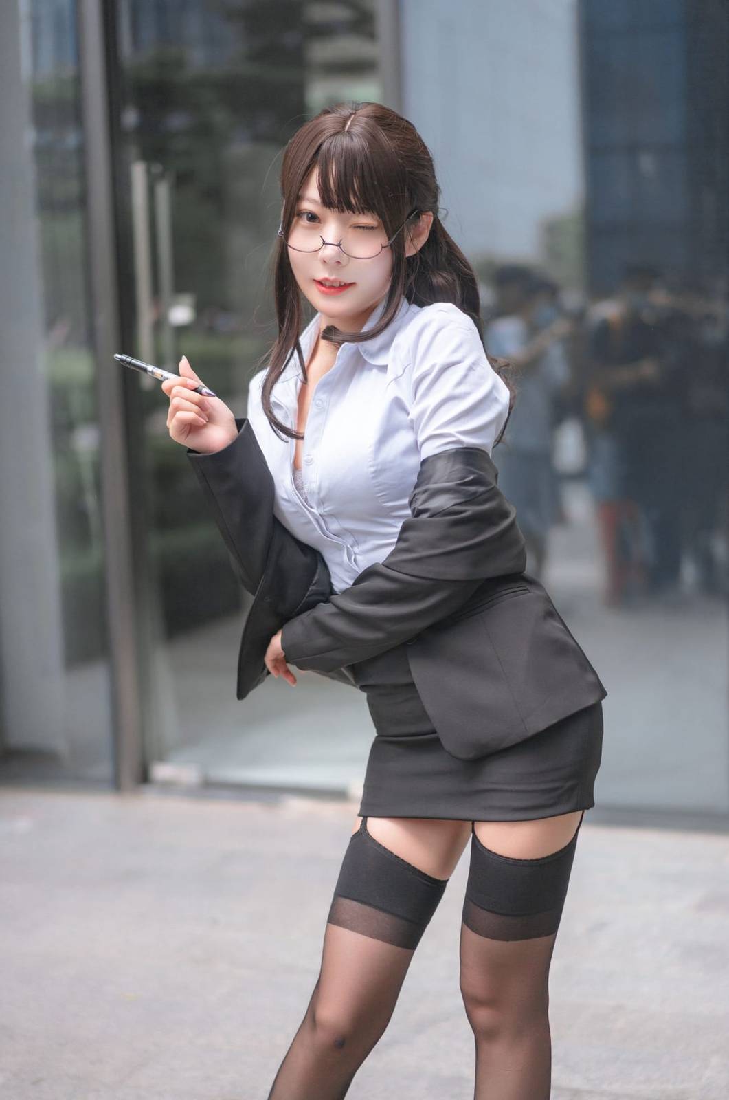 网络美女香草喵露露白衬衫黑丝美腿职场OL系列性感写真-7