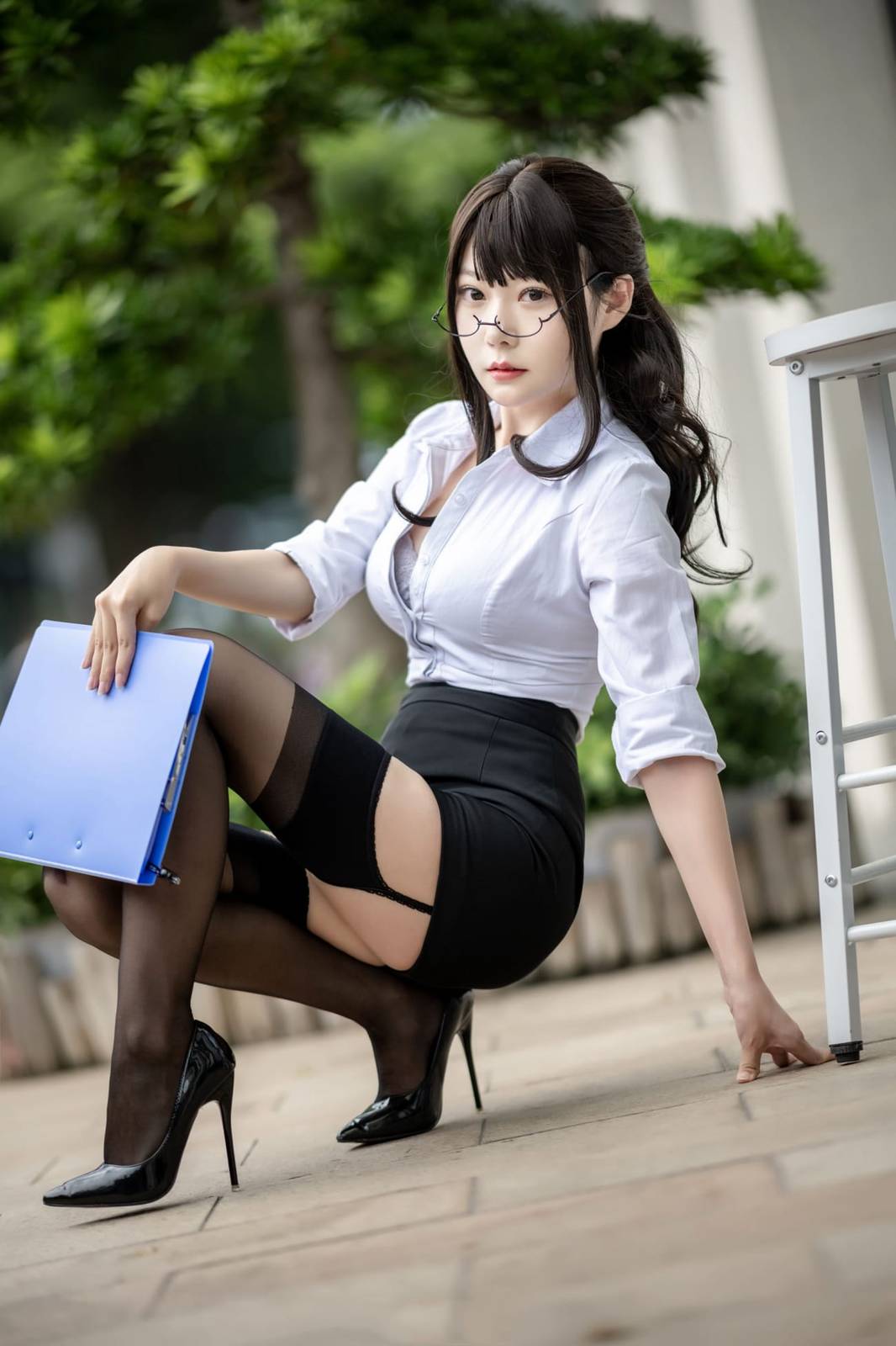 网络美女香草喵露露白衬衫黑丝美腿职场OL系列性感写真-16