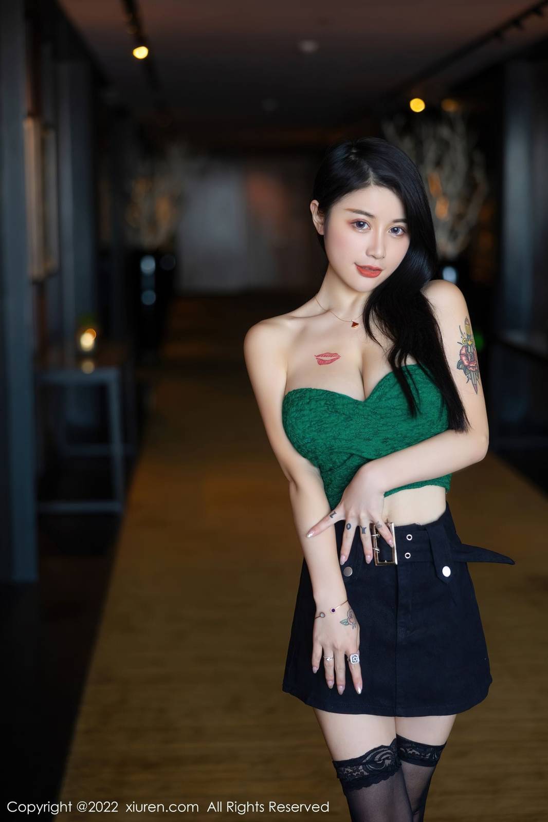 秀人网美女模特美七Mia绿色露肩短装黑色短裙西双版纳旅拍-2