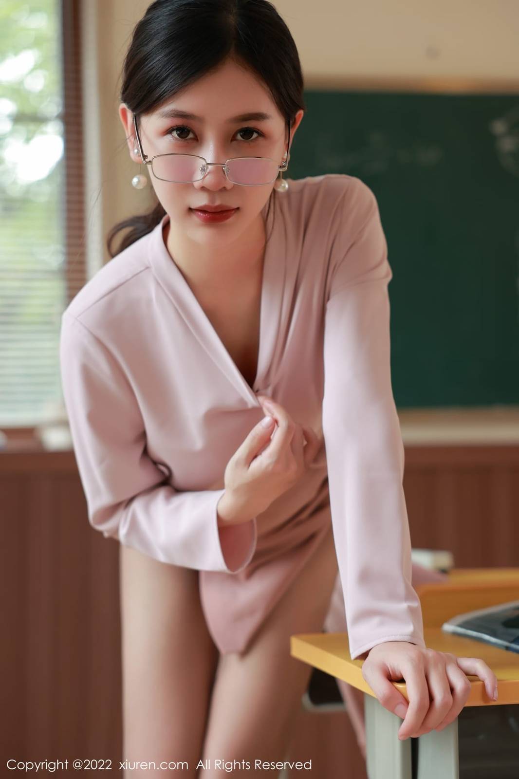 秀人网美女模特尹甜甜浅色服饰搭配裙子教师角色性感写真-15