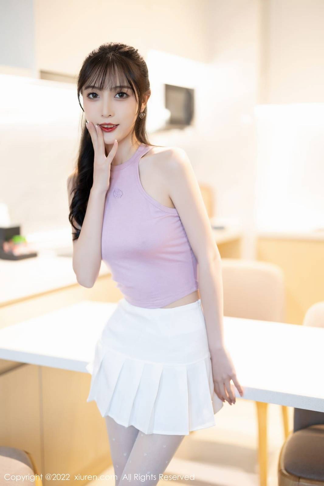 秀人网性感女神林星阑淡紫色上衣搭配白色短裙诱人写真-3