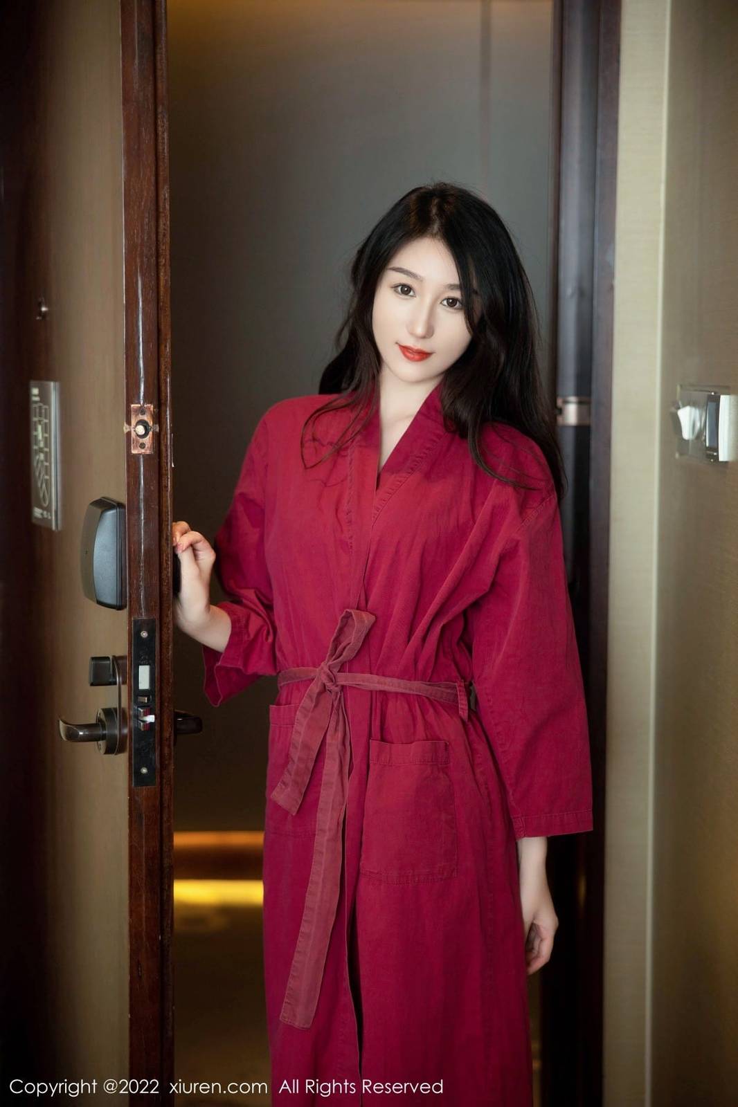 秀人网新人模特薇薇酱红色浴袍御姐气息妩媚动人首套写真