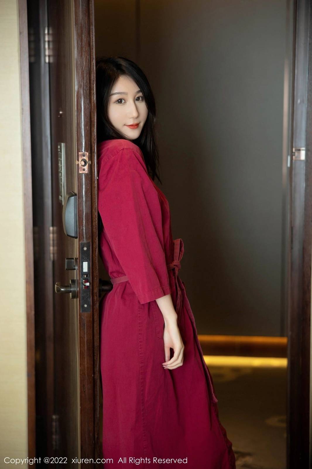 秀人网新人模特薇薇酱红色浴袍御姐气息妩媚动人首套写真-3