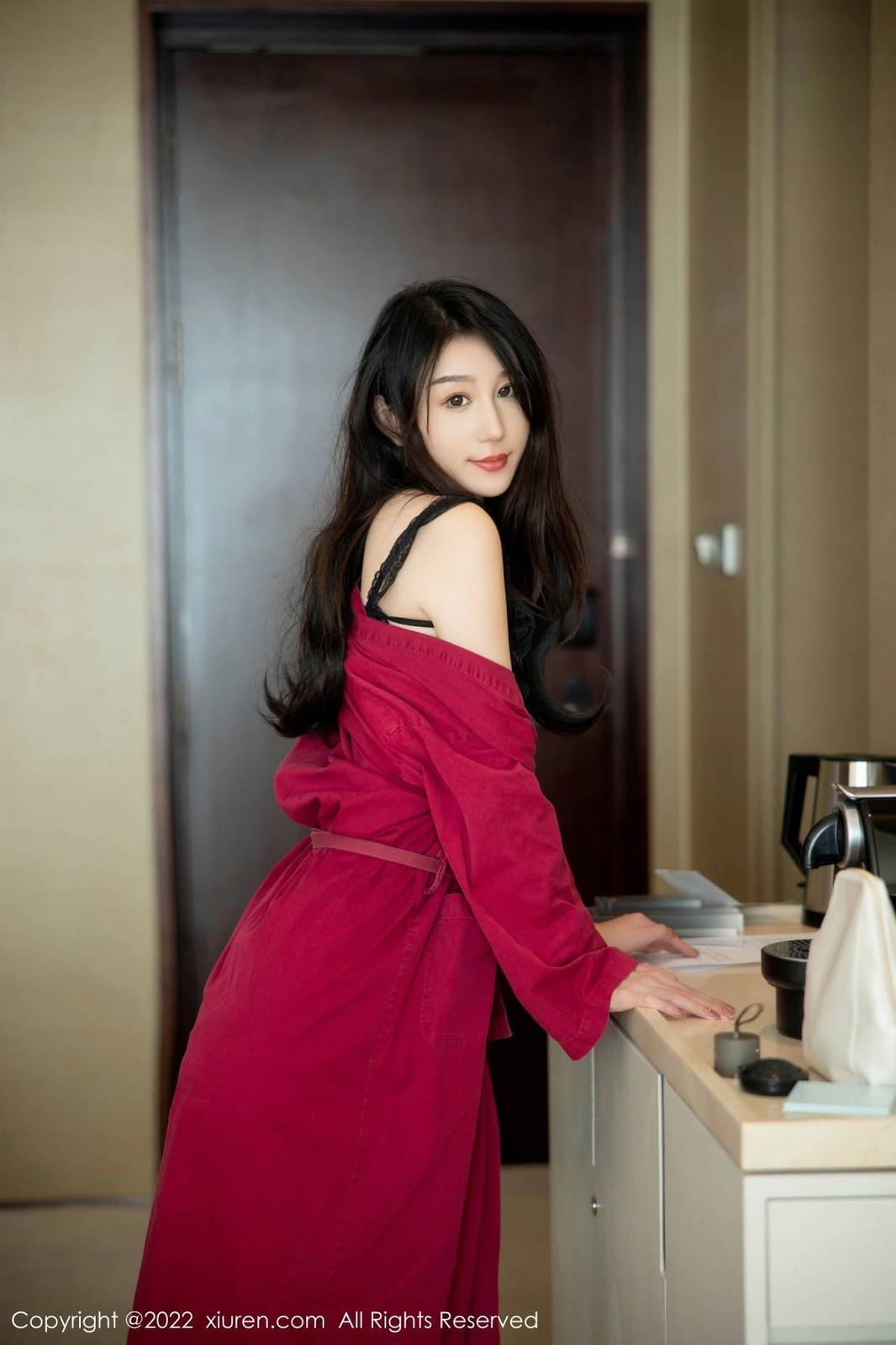 秀人网新人模特薇薇酱红色浴袍御姐气息妩媚动人首套写真-13