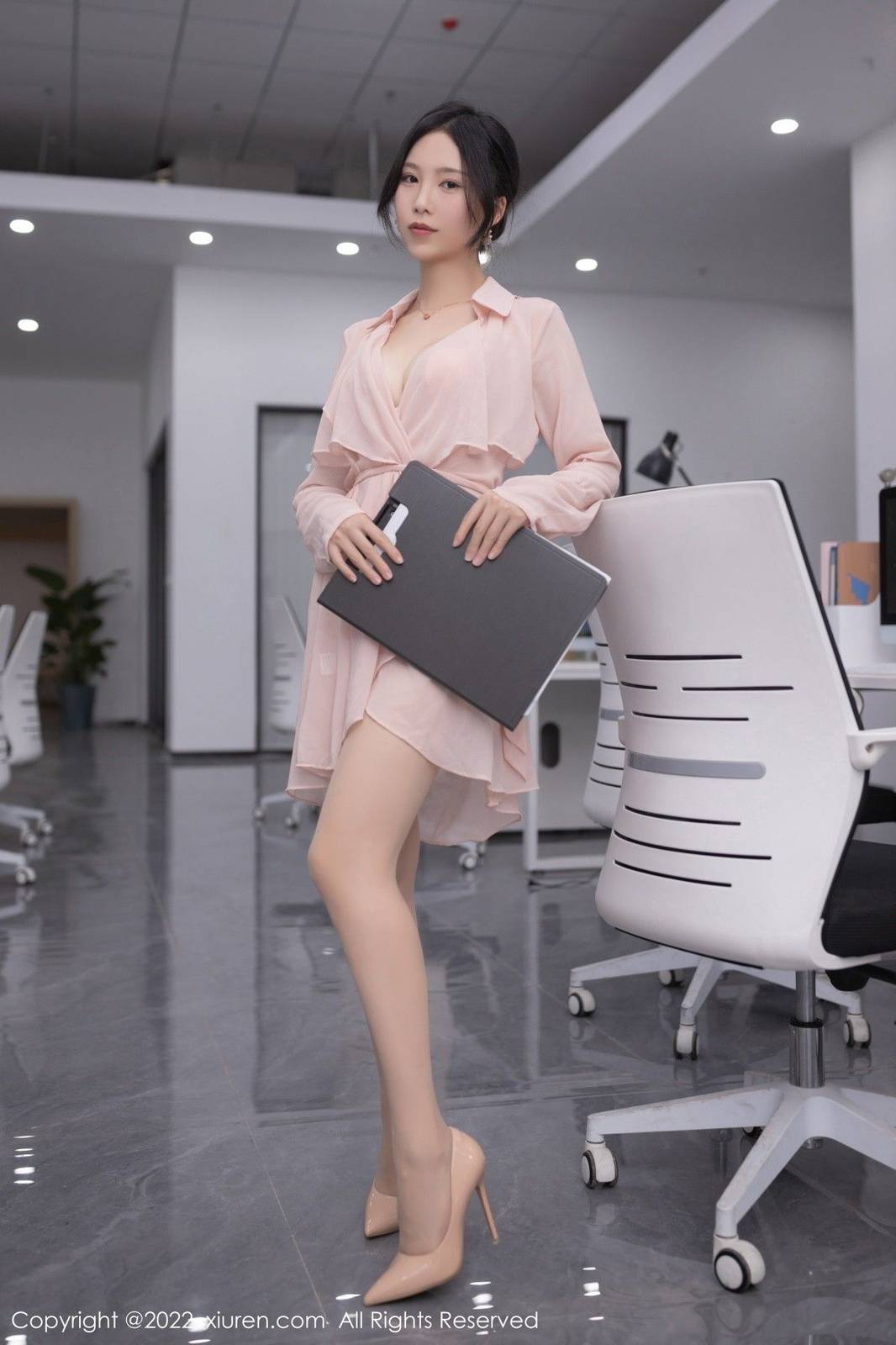 秀人网美女模特抖娘利世粉色连衣短裙OL装扮性感写真-10