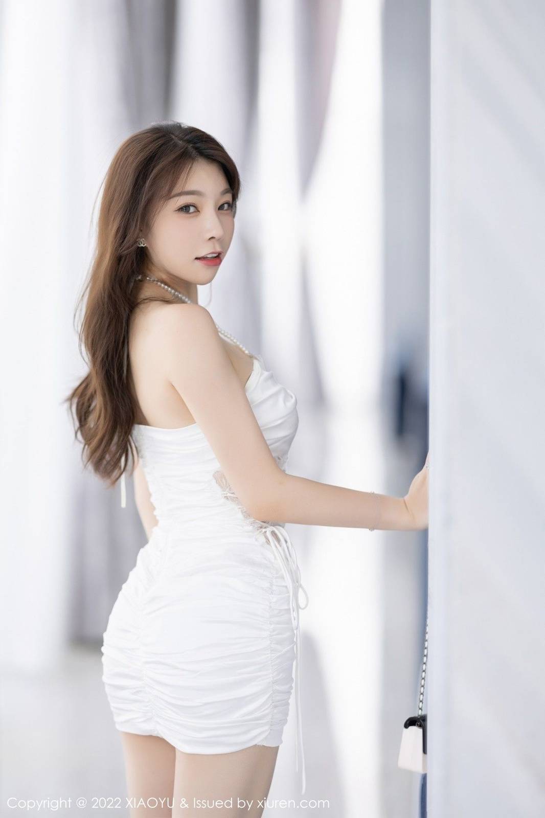 语画界性感女神徐莉芝Booty露肩连衣短裙性感十足杭州旅拍-10