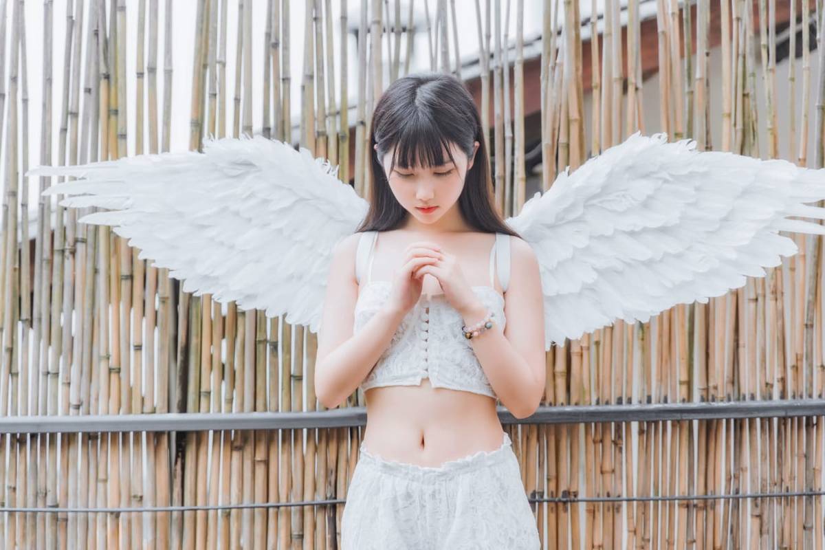 网络红人镜酱白色天使翅膀多套服饰黑长直清纯写真-3