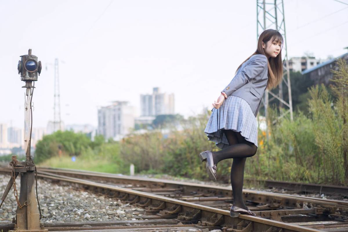 网络美女镜酱黑丝美腿校服着装铁道场景私房俏皮写真