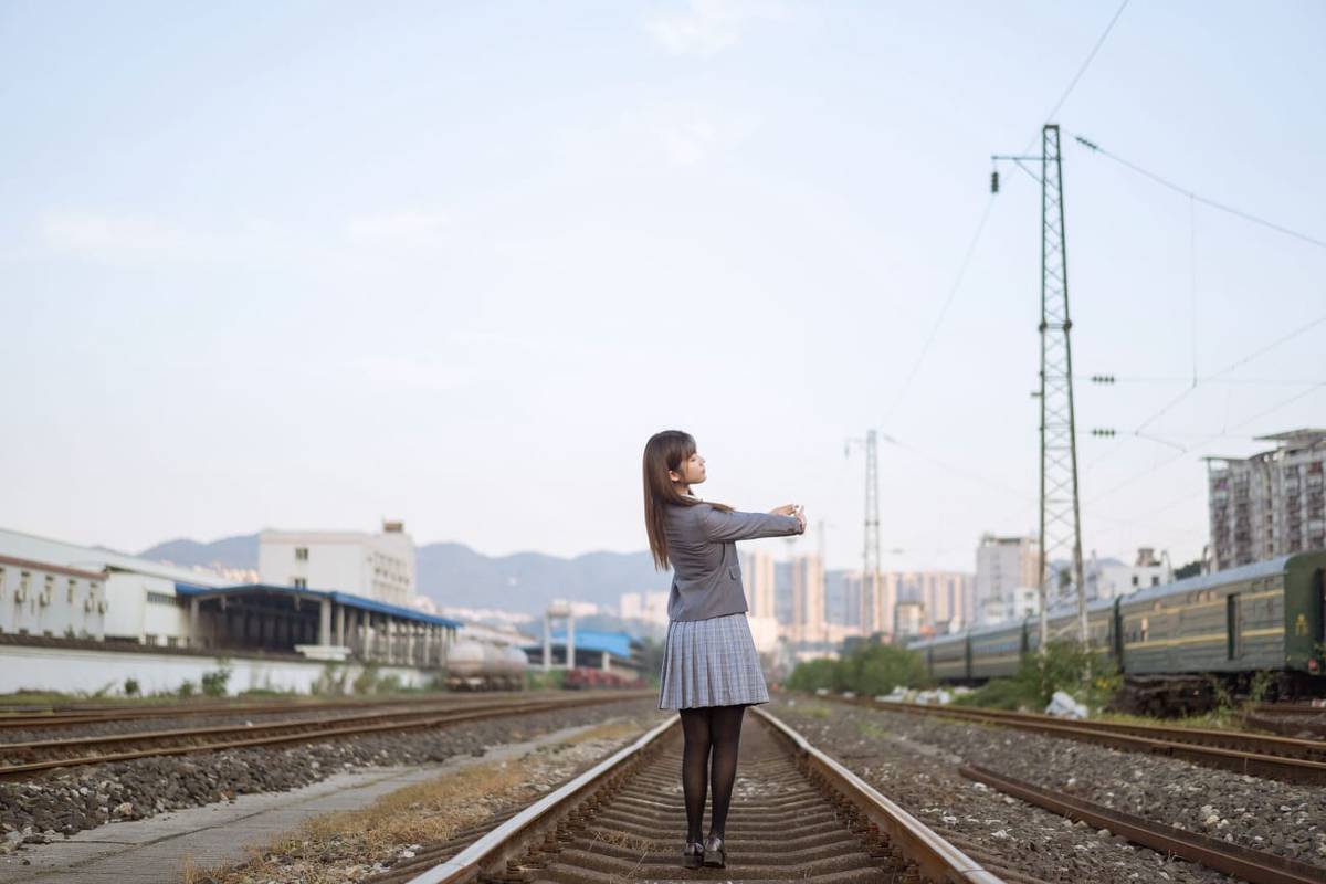 网络美女镜酱黑丝美腿校服着装铁道场景私房俏皮写真-5