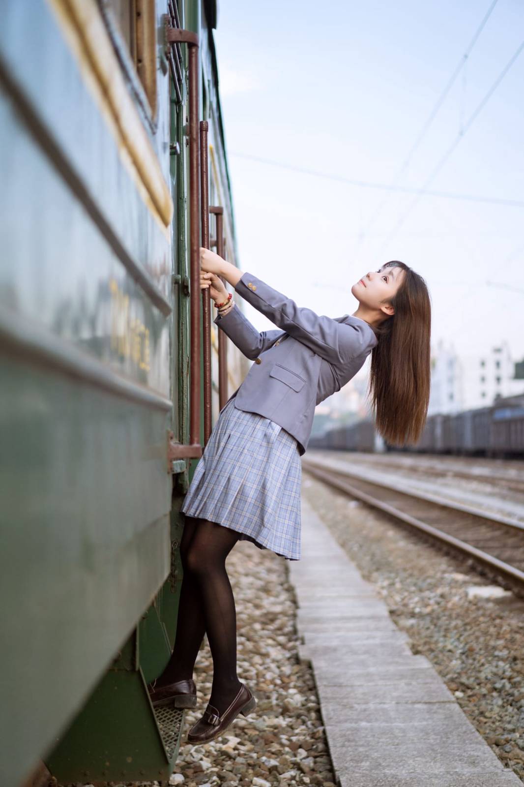网络美女镜酱黑丝美腿校服着装铁道场景私房俏皮写真-8