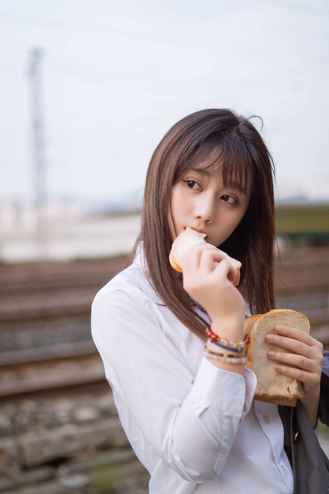 网络美女镜酱黑丝美腿校服着装铁道场景私房俏皮写真-22