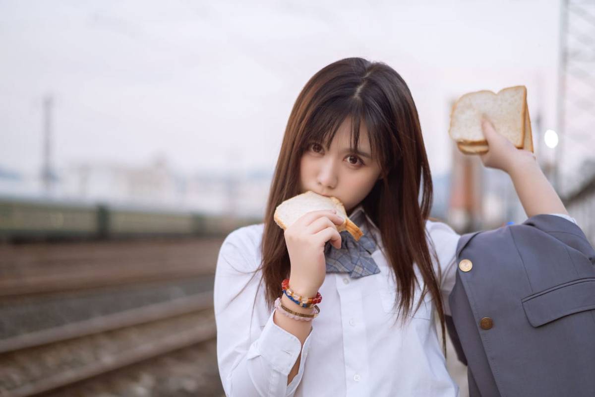 网络美女镜酱黑丝美腿校服着装铁道场景私房俏皮写真-27