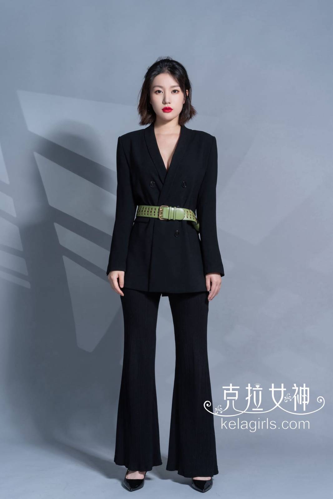 Kelagirls克拉女神宋黛黑色西装烟里风情主题私房写真