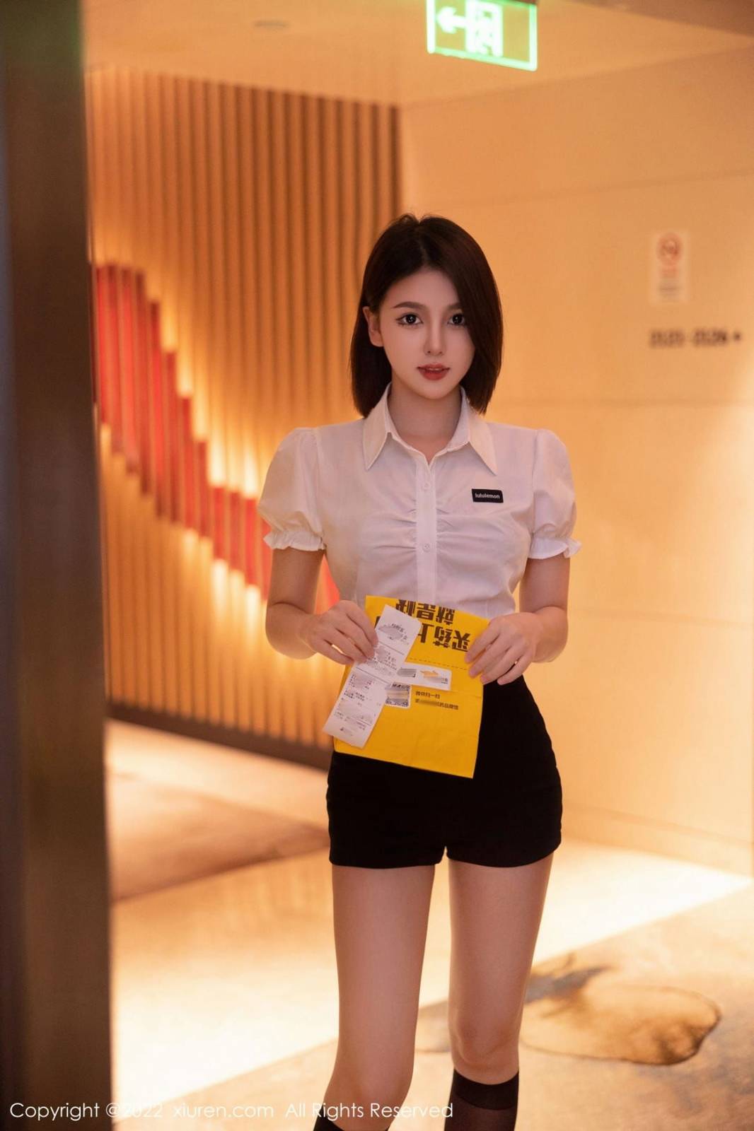 秀人网新人嫩模美羊羊白色上衣搭配黑色短裤首套写真