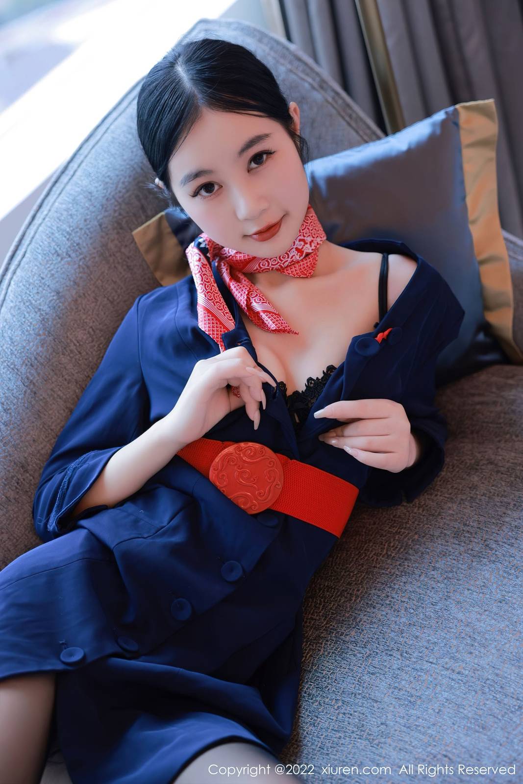 秀人网美女模特谢晚晚深蓝色空姐制服黑丝系列澳门旅拍-10