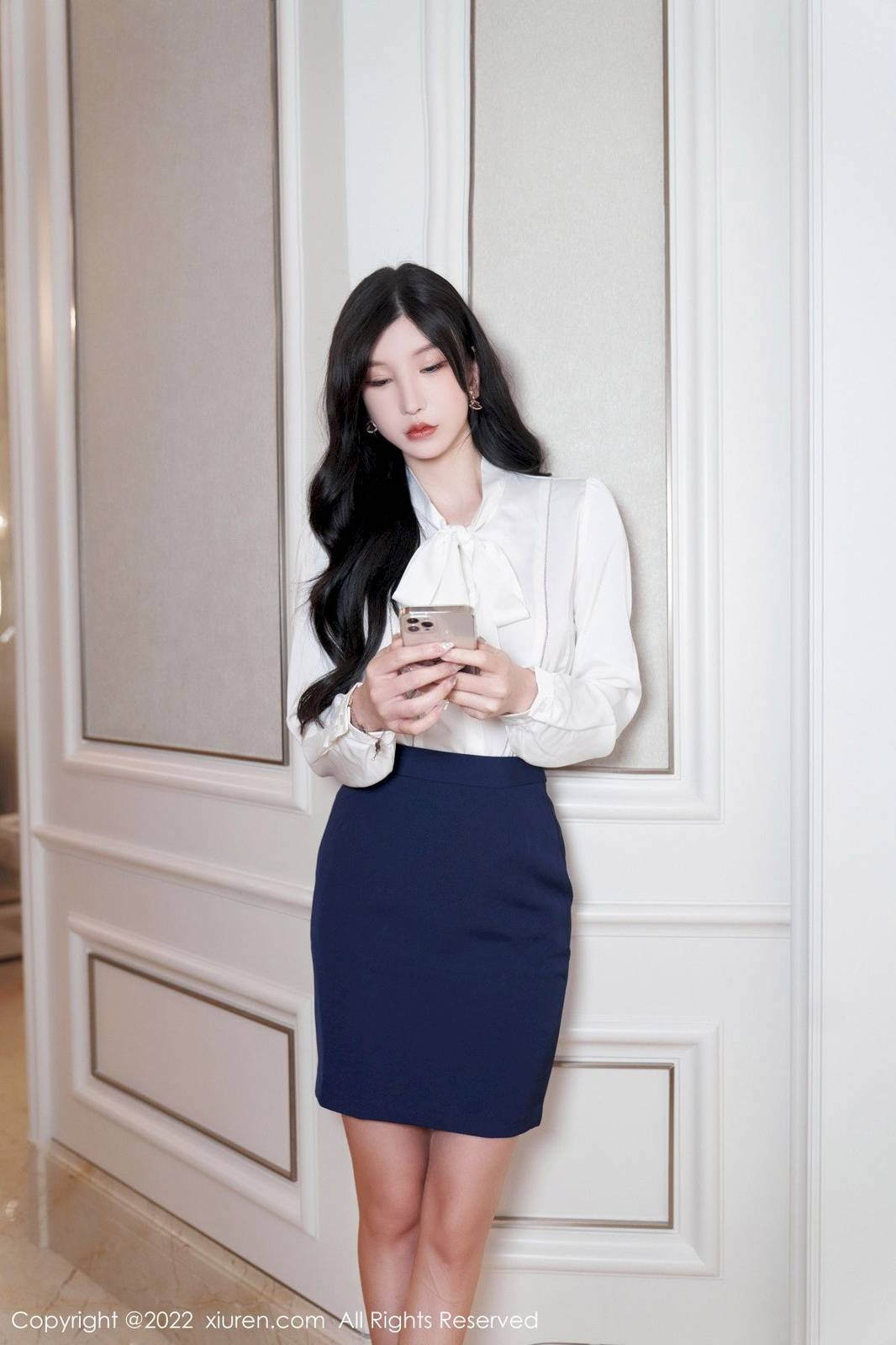 秀人网性感女神周于希Sally白色上衣搭配蓝色短裙心愿旅拍-6